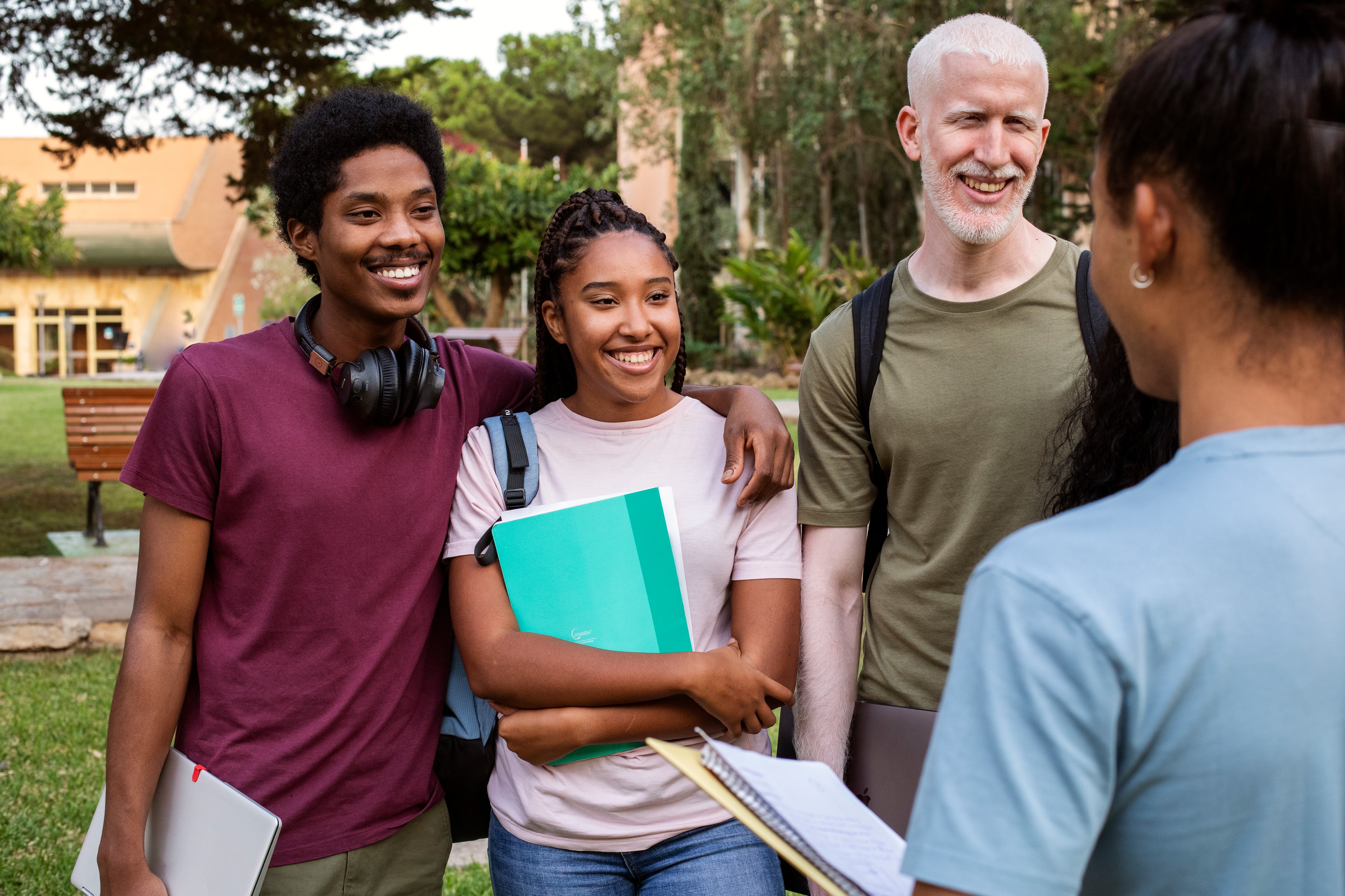 Jovens profissionais se preparando para o primeiro emprego em ambiente moderno