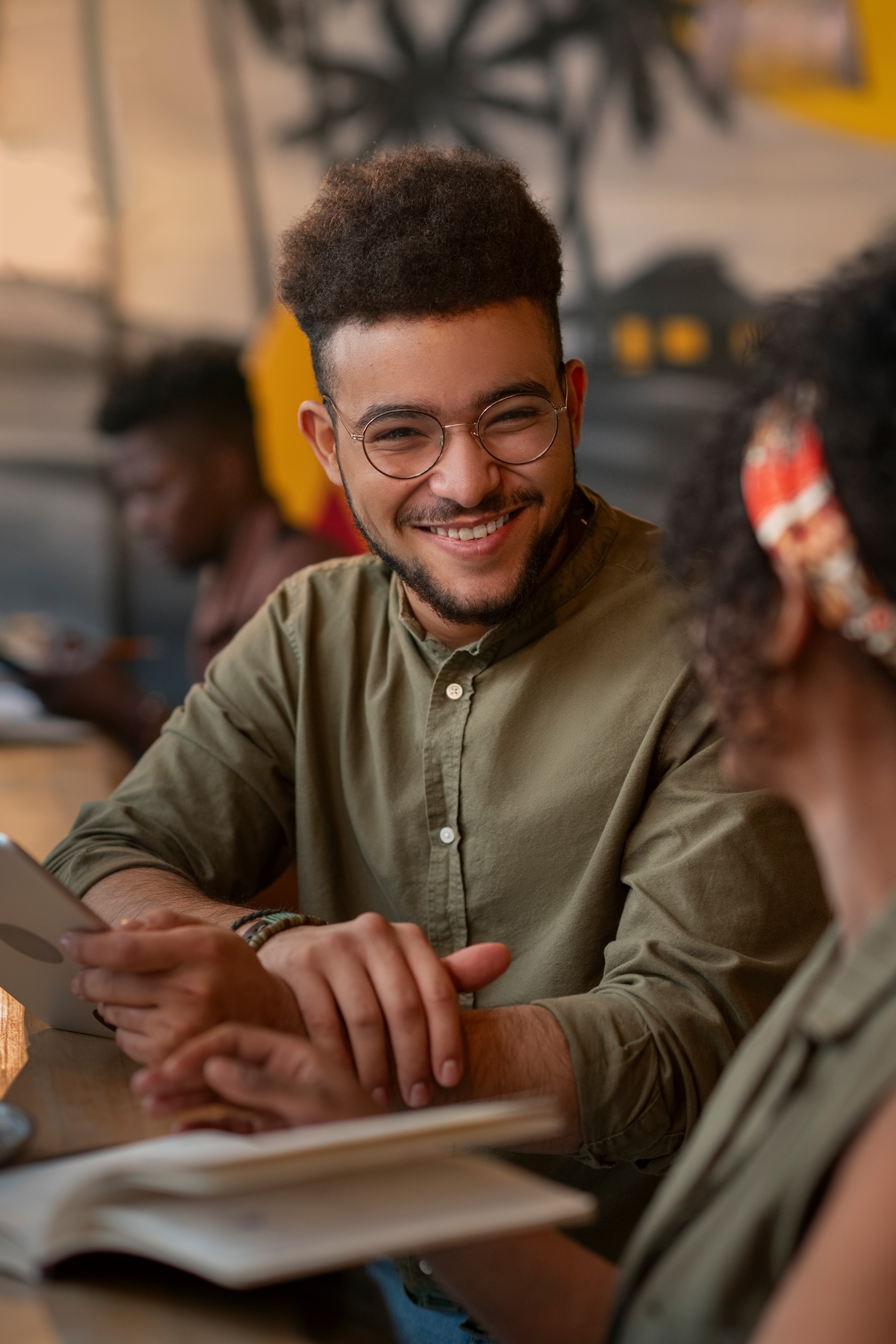 Jovens amigos latinos em momento de conexão e amizade